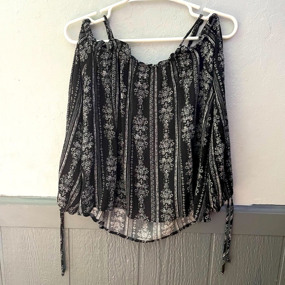 Fun off the shoulder top 🐉 never worn
